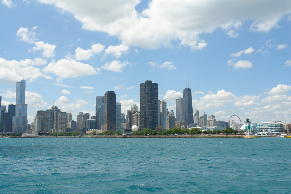 Вид на Чикаго с водного такси. 